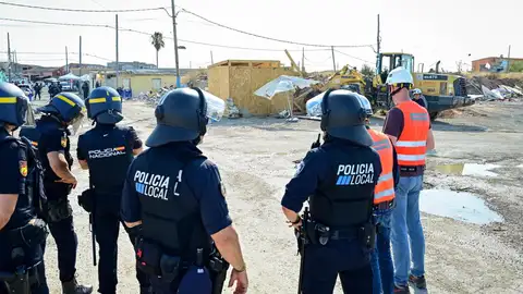 Derriban nueve casetas e incautan varias drogas en un operativo policial en Son Banya Derriban nueve casetas e incautan varias drogas en un operativo policial en Son Banya