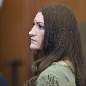 La acusada Lindsay Clancy observa a los miembros del jurado entrar en la sala del tribunal, mientras el jurado reanuda las deliberaciones, en el Tribunal Superior de Plymouth, en Plymouth, Massachusetts, EE. UU., el 4 de septiembre de 2026