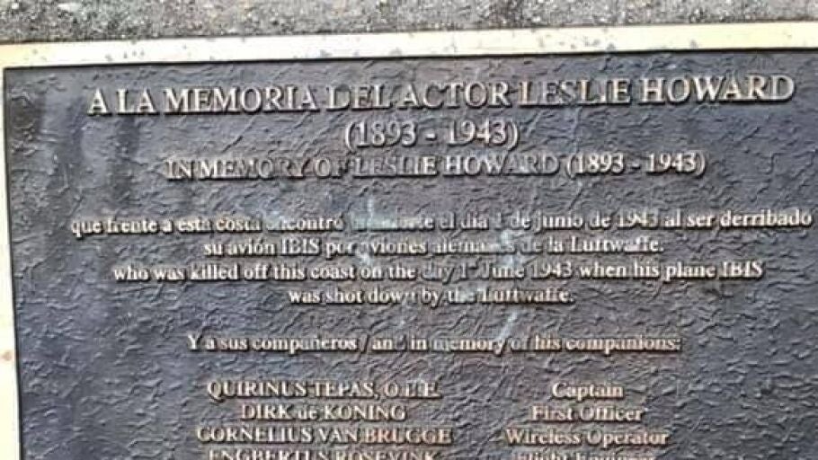 Placa de Leslie Howard en Cedeira