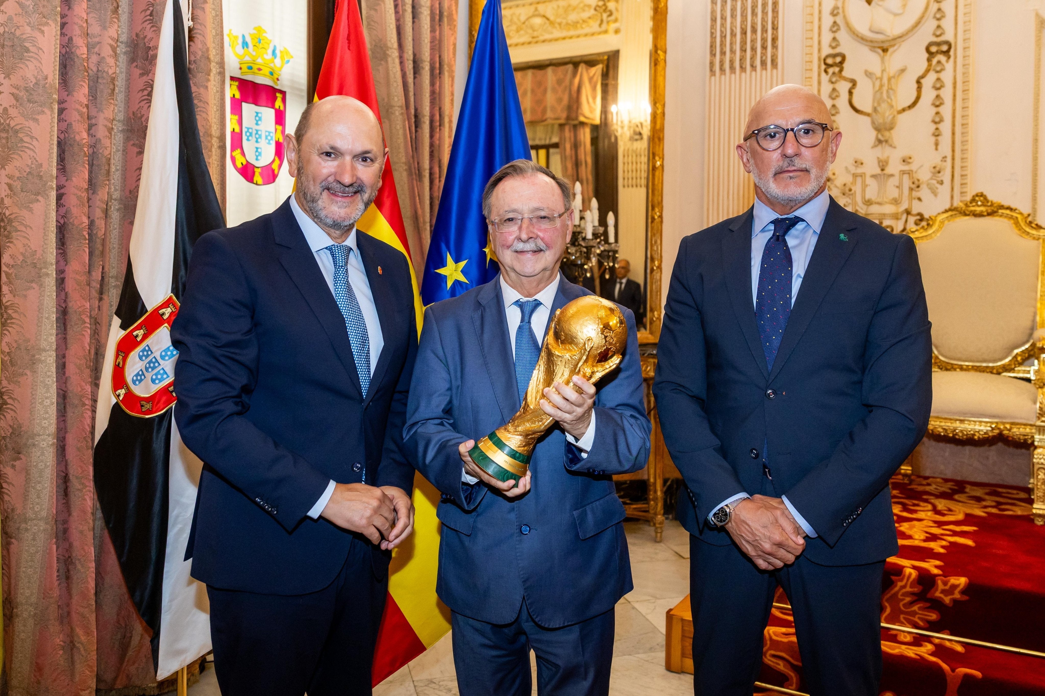El presidente de la RFEF, Rafael Louzán, el presidente de la Ciudad Autónoma de Ceuta, Juan Jesús Vivas, y el seleccionador nacional, Luis de la Fuente, junto a la Copa del Mundo en la sede del Gobierno de Ceuta. El presidente de la RFEF, Rafael Louzán, el presidente de la Ciudad Autónoma de Ceuta, Juan Jesús Vivas, y el seleccionador nacional, Luis de la Fuente, junto a la Copa del Mundo en la sede del Gobierno de Ceuta.