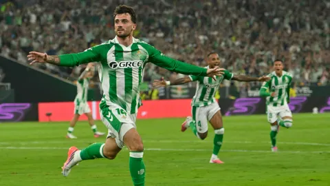 El delantero irlandés del Betis, Troy Parrott, celebra su gol durante el partido