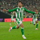 El delantero irlandés del Betis, Troy Parrott, celebra su gol durante el partido