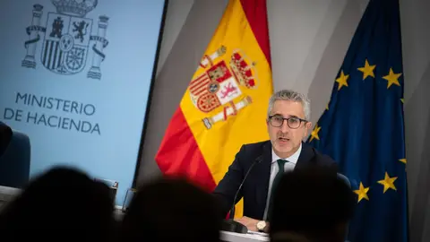 El ministro de Hacienda, Arcadi España, ofrece declaraciones a los medios tras la reunión del Consejo de Política Fiscal y Financiera (CPFF), en la sede del Ministerio de Hacienda, en el Edificio Cuzco. El ministro de Hacienda, Arcadi España, ofrece declaraciones a los medios tras la reunión del Consejo de Política Fiscal y Financiera (CPFF), en la sede del Ministerio de Hacienda, en el Edificio Cuzco.