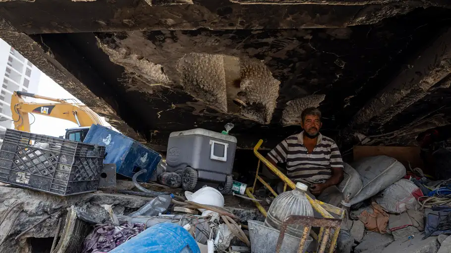 Una persona espera bajo los escombros este lunes, de un edificio afectado por el doble terremoto del 24 de junio, en Caraballeda (Venezuela). Una persona espera bajo los escombros este lunes, de un edificio afectado por el doble terremoto del 24 de junio, en Caraballeda (Venezuela).