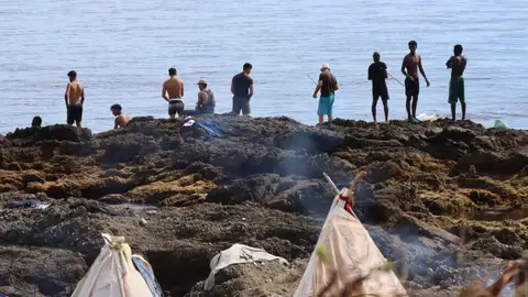 Inmigrantes en la playa de El Trampolín de Ceuta en una imagen de archivo. Inmigrantes en la playa de El Trampolín de Ceuta en una imagen de archivo.