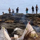 Inmigrantes en la playa de El Trampolín de Ceuta en una imagen de archivo. Inmigrantes en la playa de El Trampolín de Ceuta en una imagen de archivo.