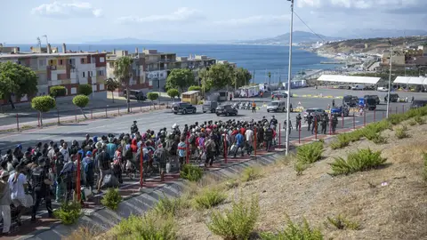 Migrantes desalojados de la playa de El Trampolín en Ceuta Migrantes desalojados de la playa de El Trampolín en Ceuta