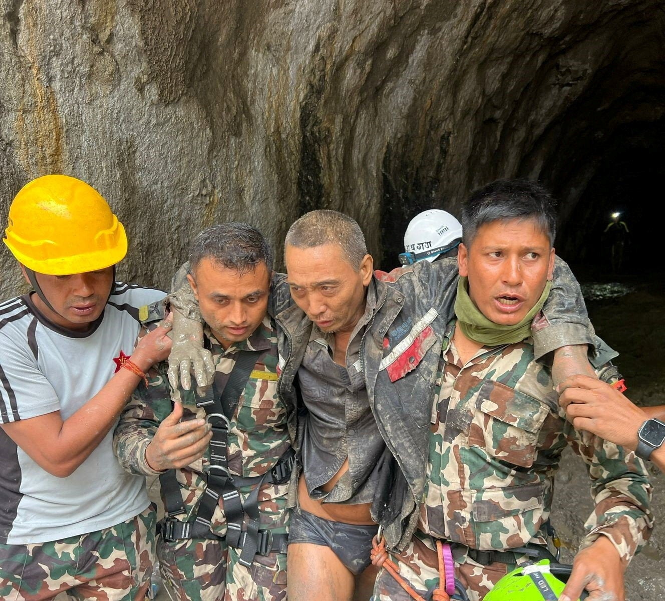 Un trabajador de una fábrica y una mujer de 64 años rescatados con vida 11 días después de la trágica riada de Nepal Un trabajador de una fábrica y una mujer de 64 años rescatados con vida 11 días después de la trágica riada de Nepal