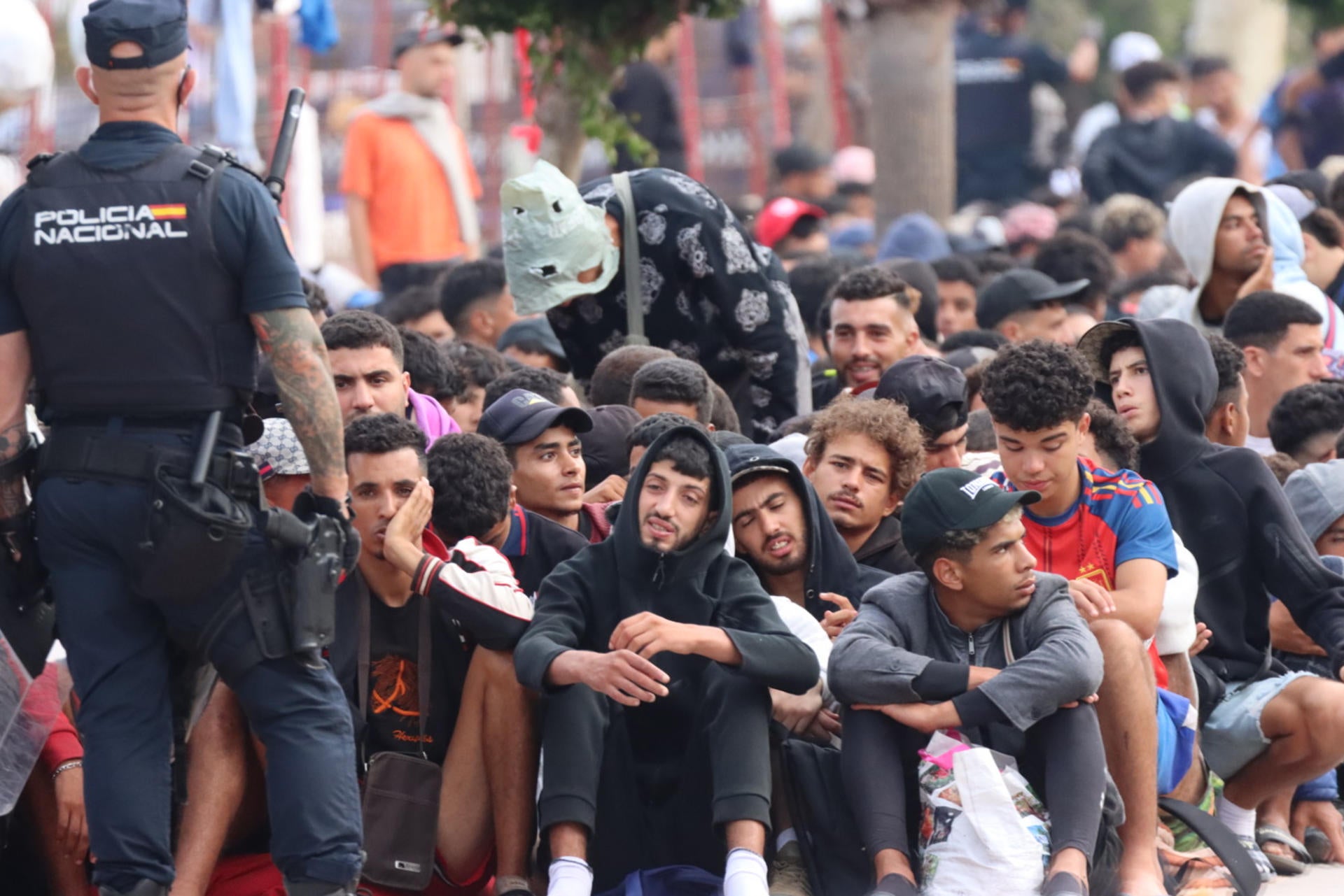 Migrantes frente a la explanada de embotellamiento de Loma Colmenar (Ceuta) Migrantes frente a la explanada de embotellamiento de Loma Colmenar (Ceuta)