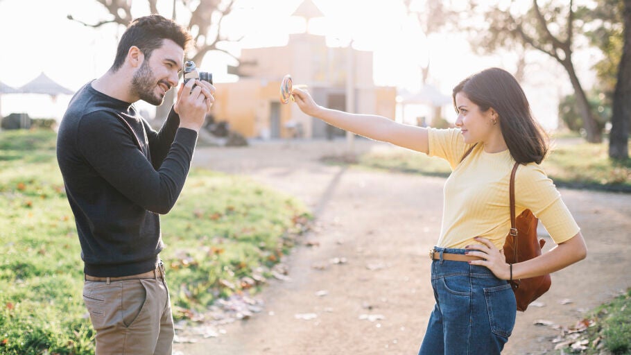 Un chico le hace fotos a una chica