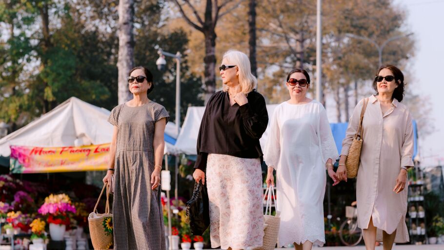 Varias mujeres paseando