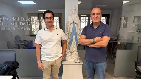 De izquierda a derecha: Julián Miguel Casanova y Óscar López, de la Hospitalidad de Lourdes Orihuela-Alicante. De izquierda a derecha: Julián Miguel Casanova y Óscar López, de la Hospitalidad de Lourdes Orihuela-Alicante.