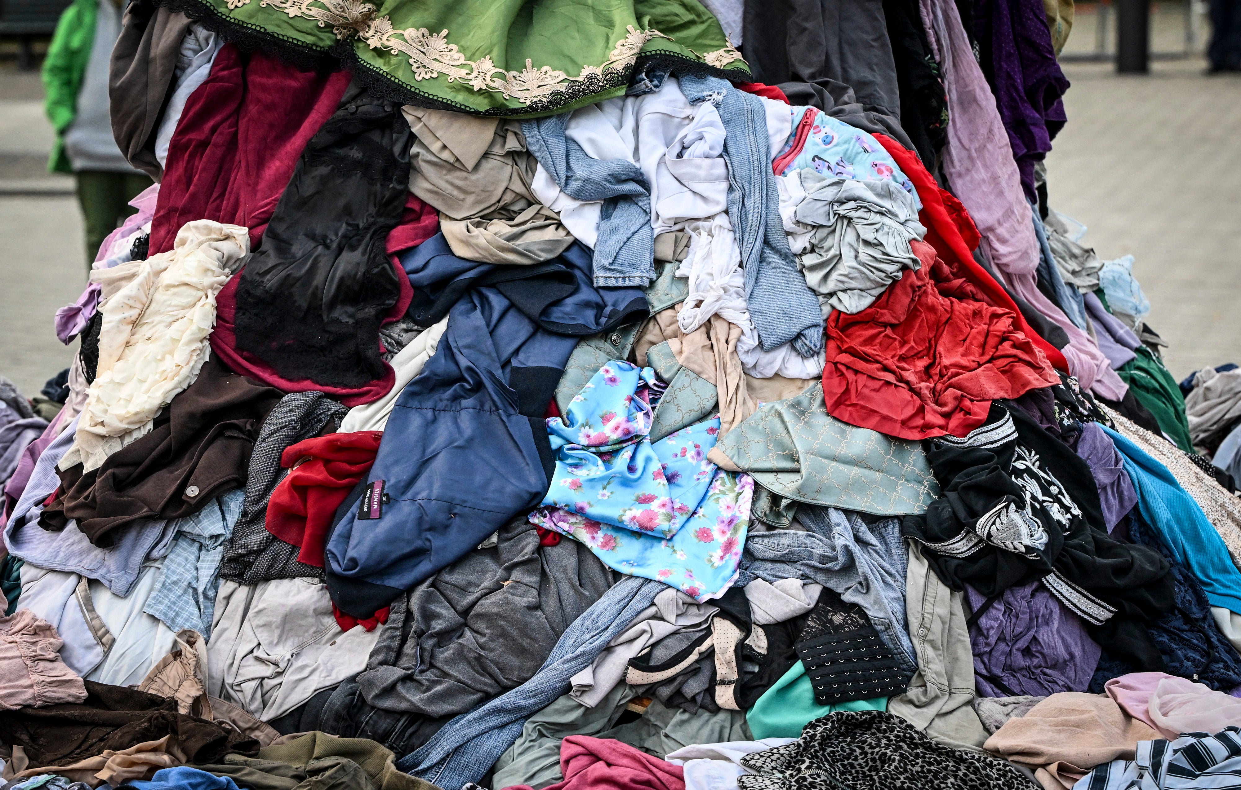 El fin de la moda de 'usar y tirar': las grandes marcas ya no podrán deshacerse del stock no vendido El fin de la moda de 'usar y tirar': las grandes marcas ya no podrán deshacerse del stock no vendido