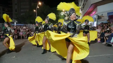 Más de un millar de personas participaron en el Desfile Multicolor reflejando la esencia de la fiesta en Santa Pola Más de un millar de personas participaron en el Desfile Multicolor reflejando la esencia de la fiesta en Santa Pola