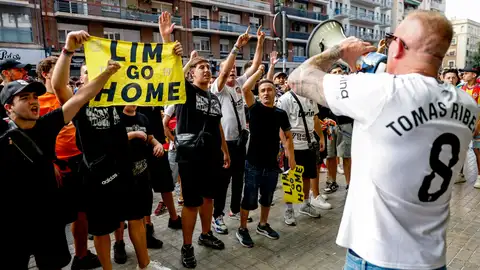 Cerca de 2.000 de valencianistas protestan fuera de Mestalla por la gestión y los resultados Cerca de 2.000 de valencianistas protestan fuera de Mestalla por la gestión y los resultados