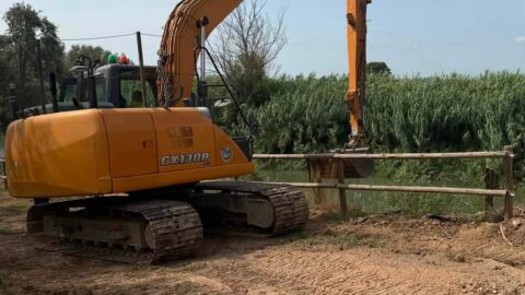 Trabajos de limpieza del J&uacute;car en Albalat de La Ribera