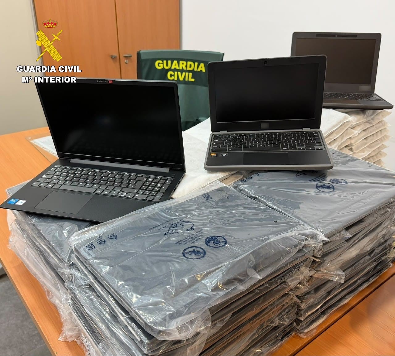 La Guardia Civil detiene en Salobreña a un hombre por el hurto de 159 ordenadores La Guardia Civil detiene en Salobreña a un hombre por el hurto de 159 ordenadores