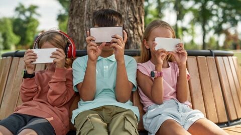Yolanda Cardona: "Tenemos que conseguir que los adolescentes no tengan móvil con internet hasta los 16 años" Yolanda Cardona: "Tenemos que conseguir que los adolescentes no tengan móvil con internet hasta los 16 años"