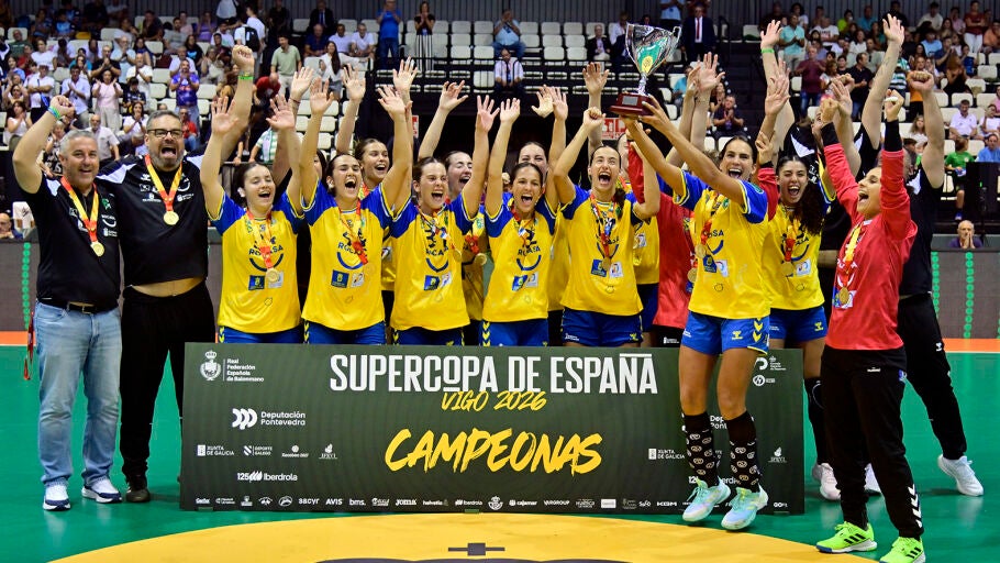 Plantilla del Rocasa, con el t&iacute;tulo de la Supercopa de Espa&ntilde;a 