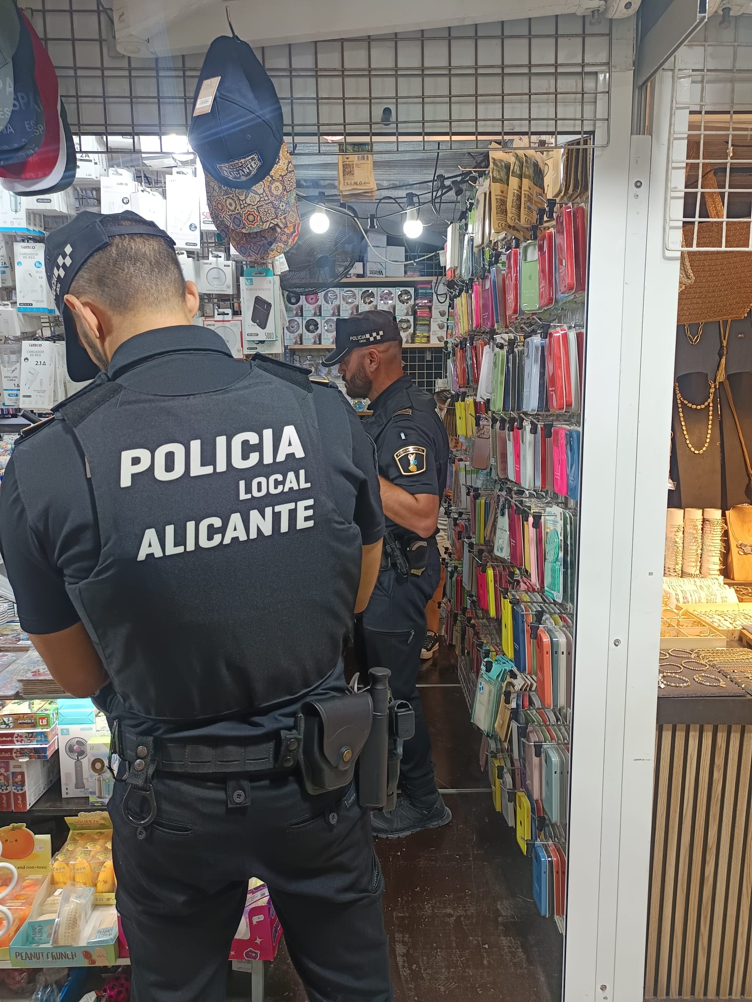 La Policía Local de Alicante ha intervenido 50.000 productos falsificados valorados en más de dos millones de euros La Policía Local de Alicante ha intervenido 50.000 productos falsificados valorados en más de dos millones de euros