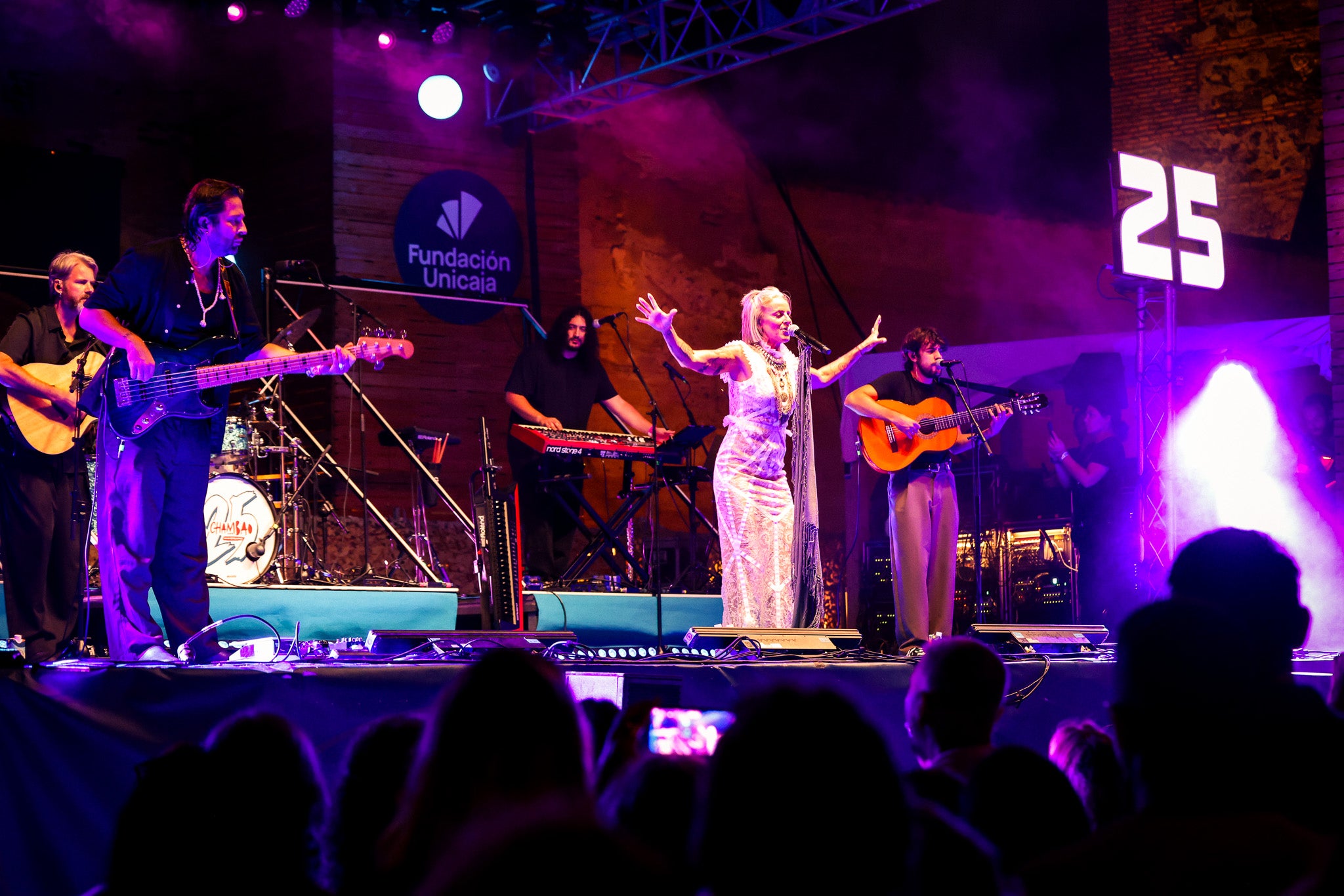 Chambao reúne a músicos históricos de la banda y amigos como el Kanka en el cierre de la 11ª edición de Marenostrum Fuengirola Chambao reúne a músicos históricos de la banda y amigos como el Kanka en el cierre de la 11ª edición de Marenostrum Fuengirola