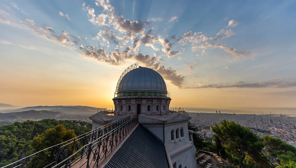 Una panoràmica de Barcelona des de l'Observatori Fabra Una panoràmica de Barcelona des de l'Observatori Fabra