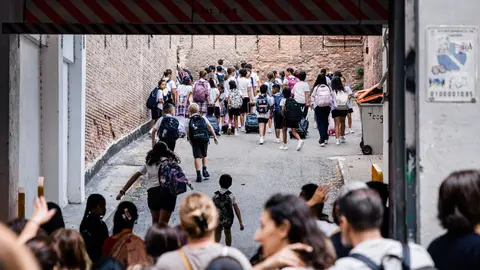 everal children on their way to school at the school gates on 7 September 2026 in Madrid, Spain. everal children on their way to school at the school gates on 7 September 2026 in Madrid, Spain.