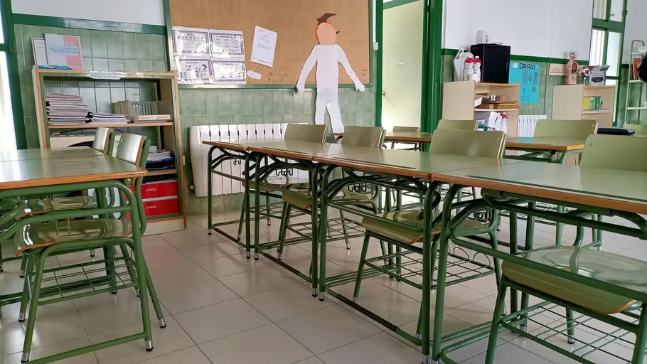 Escepticisme entre la comunitat educativa davant la promesa d'Illa de combatre la calor a les aules
