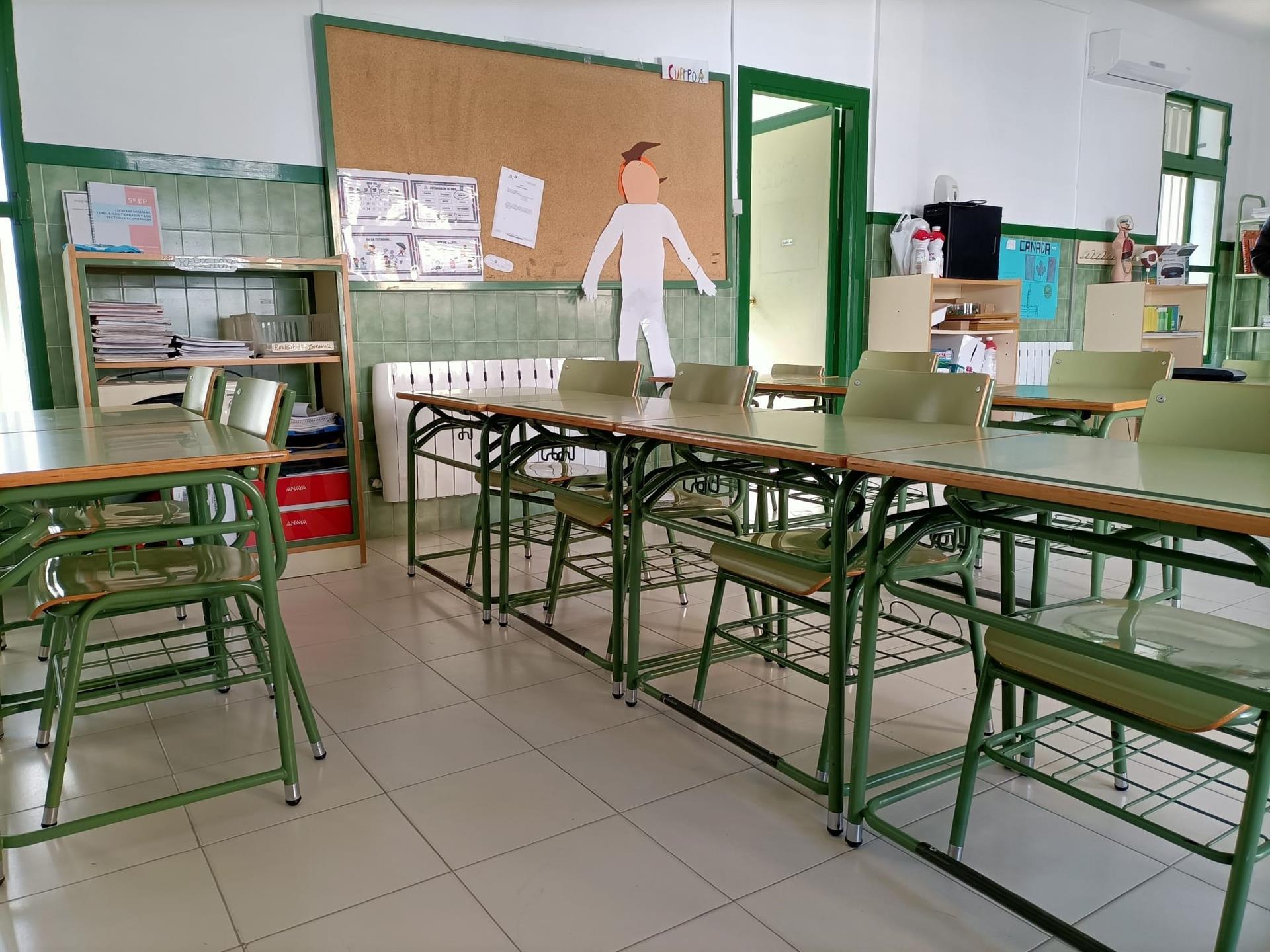 Escepticisme entre la comunitat educativa davant la promesa d'Illa de combatre la calor a les aules Escepticisme entre la comunitat educativa davant la promesa d'Illa de combatre la calor a les aules