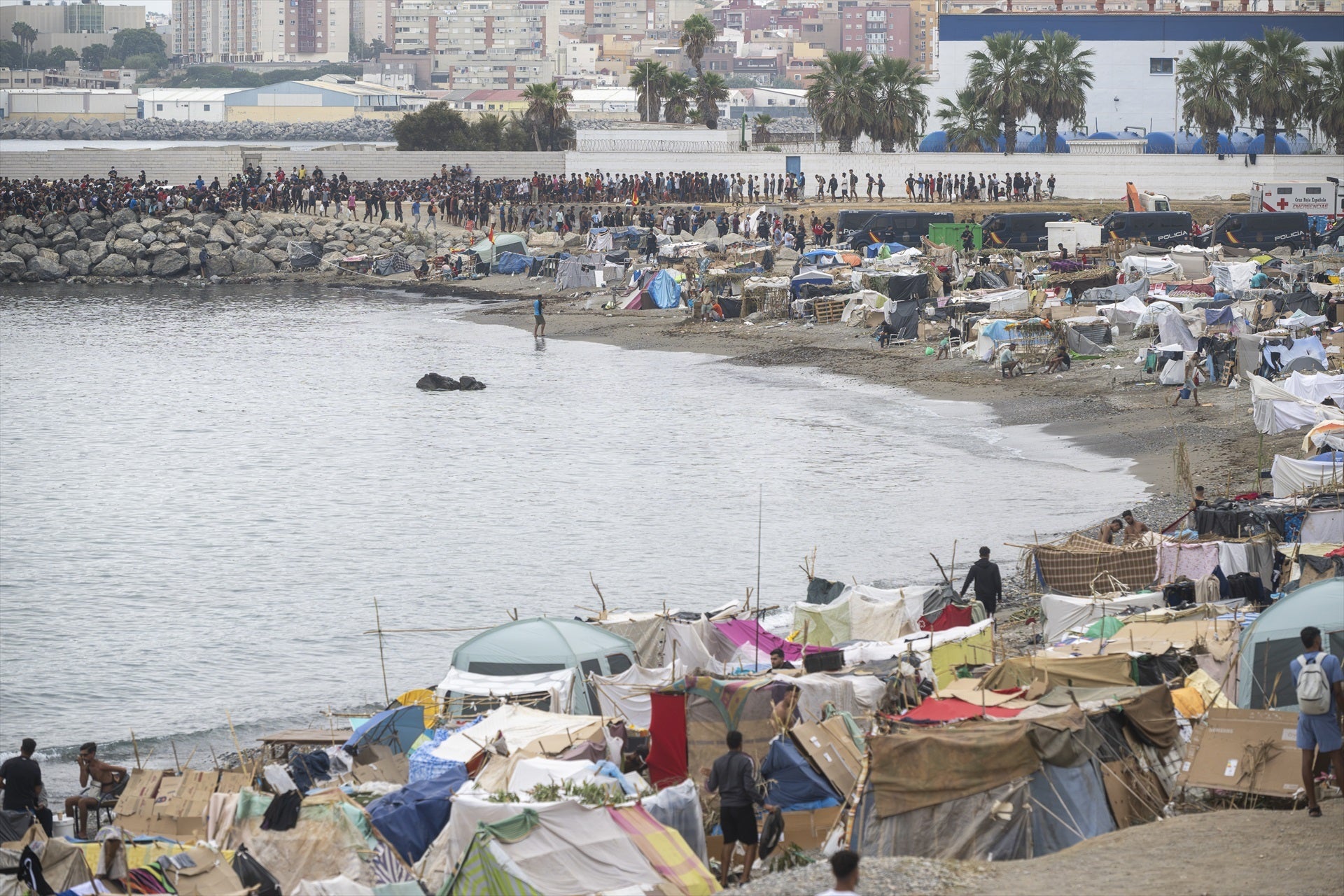 Varios inmigrantes acampados en una playa, a 1 de septiembre de 2026, en Ceuta (España). Varios inmigrantes acampados en una playa, a 1 de septiembre de 2026, en Ceuta (España).