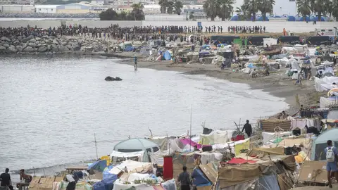 Varios inmigrantes acampados en una playa, a 1 de septiembre de 2026, en Ceuta (España). Varios inmigrantes acampados en una playa, a 1 de septiembre de 2026, en Ceuta (España).