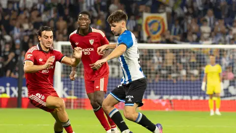 El defensa del Sevilla, Juan Iglesias, disputa el balón ante el jugador del Espanyol durante el partido de la jornada 4 de LaLiga entre Espanyol y Sevilla, este domingo en el RCDE Stadium. El defensa del Sevilla, Juan Iglesias, disputa el balón ante el jugador del Espanyol durante el partido de la jornada 4 de LaLiga entre Espanyol y Sevilla, este domingo en el RCDE Stadium.