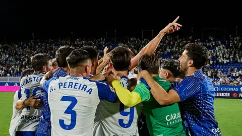 Los maños celebran la victoria en el Ibercaja Estadio Los maños celebran la victoria en el Ibercaja Estadio