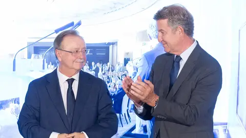 El líder del PP, Alberto Núñez Feijóo, junto al presidente de Ceuta, Juan Jesús Vivas, en un desayuno informativo de Nueva Economía Fórum El líder del PP, Alberto Núñez Feijóo, junto al presidente de Ceuta, Juan Jesús Vivas, en un desayuno informativo de Nueva Economía Fórum