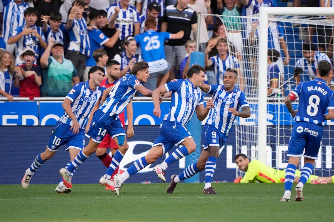 Un triplete de Boyé lanza a un Alavés de récord Un triplete de Boyé lanza a un Alavés de récord
