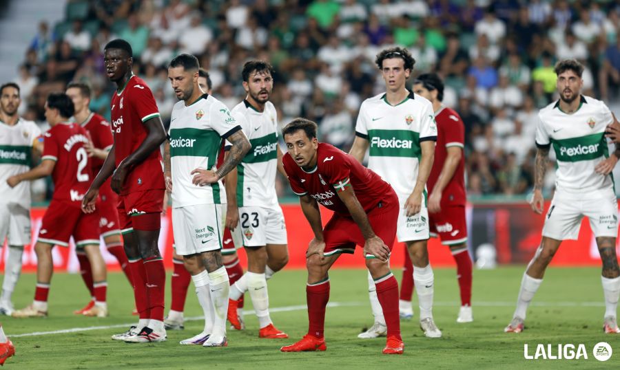 Los errores condenan a un Elche que promedia tres goles en contra por partido Los errores condenan a un Elche que promedia tres goles en contra por partido