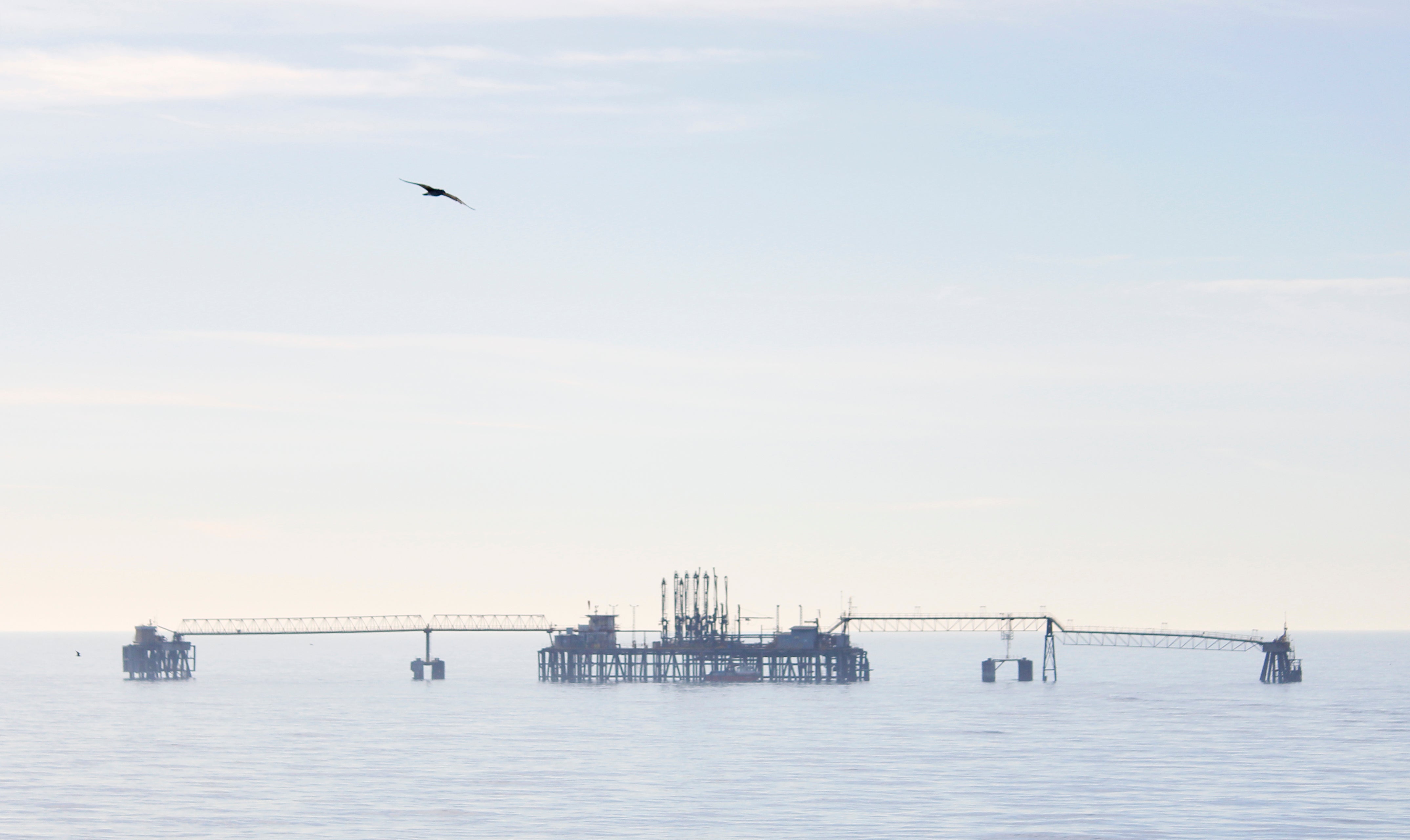 Bp inicia el desmantelamiento de su antigua isla de amarre frente a Castellón Bp inicia el desmantelamiento de su antigua isla de amarre frente a Castellón