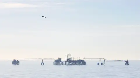 Bp inicia el desmantelamiento de su antigua isla de amarre frente a Castellón Bp inicia el desmantelamiento de su antigua isla de amarre frente a Castellón