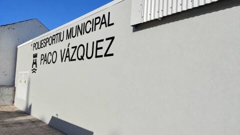 Imagen del exterior de la fachada del Polideportivo Municipal Paco Vázquez Imagen del exterior de la fachada del Polideportivo Municipal Paco Vázquez