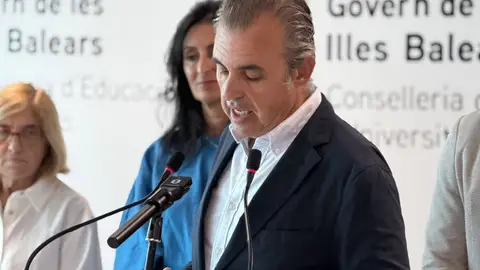 Vera lamenta los malos resultados de PISA y los atribuye a la reducción de horas de matemáticas y lenguas por la LOMLOE Vera lamenta los malos resultados de PISA y los atribuye a la reducción de horas de matemáticas y lenguas por la LOMLOE