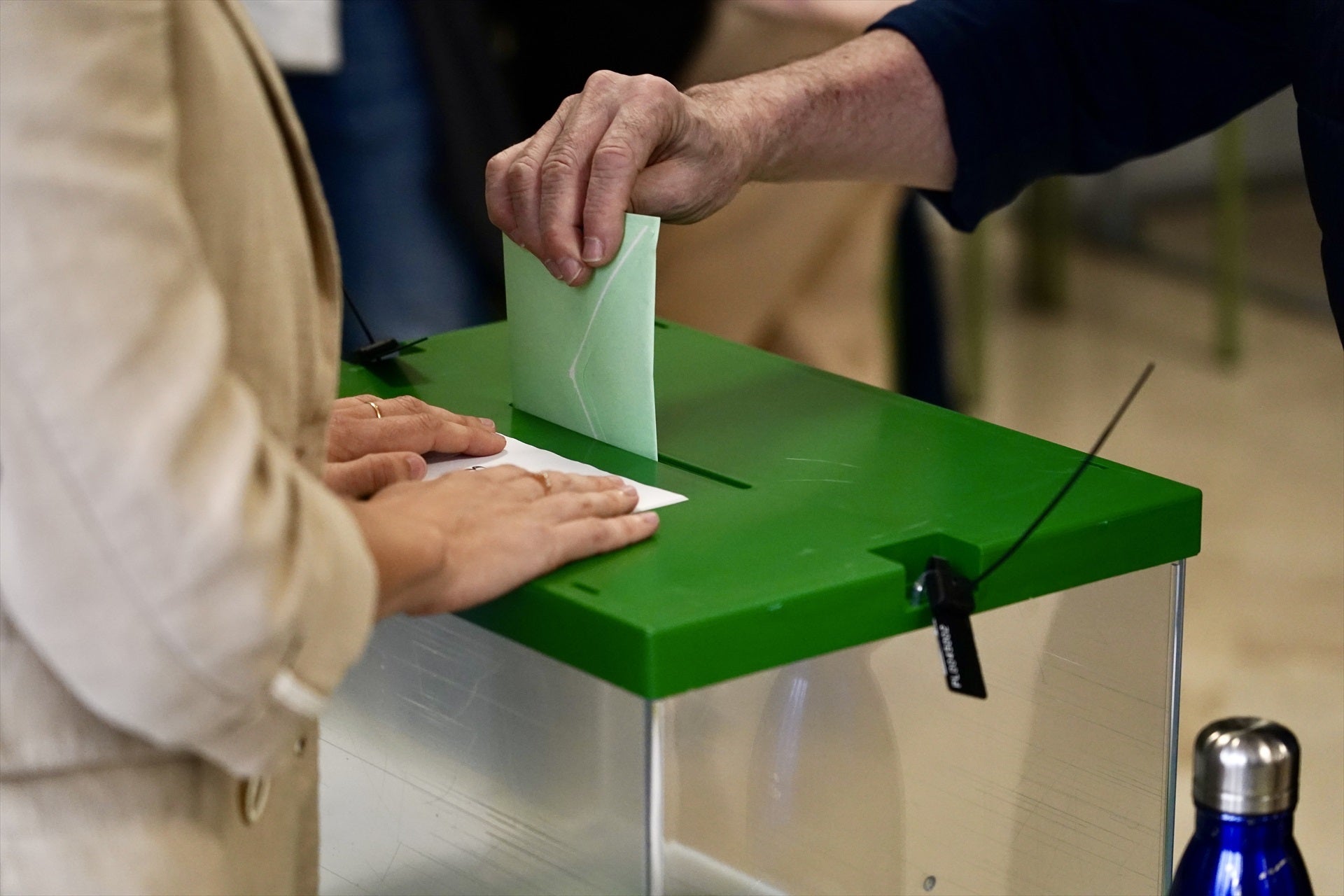 Imagen de archivo de una urna en las pasadas elecciones de Andalucía del 17 de mayo Imagen de archivo de una urna en las pasadas elecciones de Andalucía del 17 de mayo