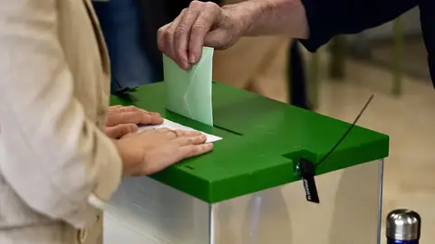 Imagen de archivo de una urna en las pasadas elecciones de Andalucía del 17 de mayo Imagen de archivo de una urna en las pasadas elecciones de Andalucía del 17 de mayo/ Álex Zea / Europa Press