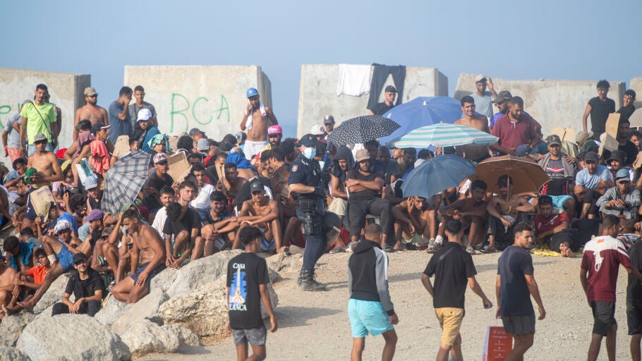 Decenas de migrantes en la playa de El Trampol&iacute;n, a 7 de septiembre de 2026, en Ceuta (Espa&ntilde;a).