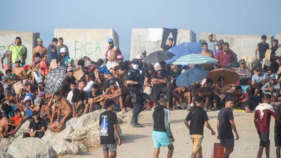 Decenas de migrantes en la playa de El Trampolín, a 7 de septiembre de 2026, en Ceuta (España). Decenas de migrantes en la playa de El Trampolín, a 7 de septiembre de 2026, en Ceuta (España).