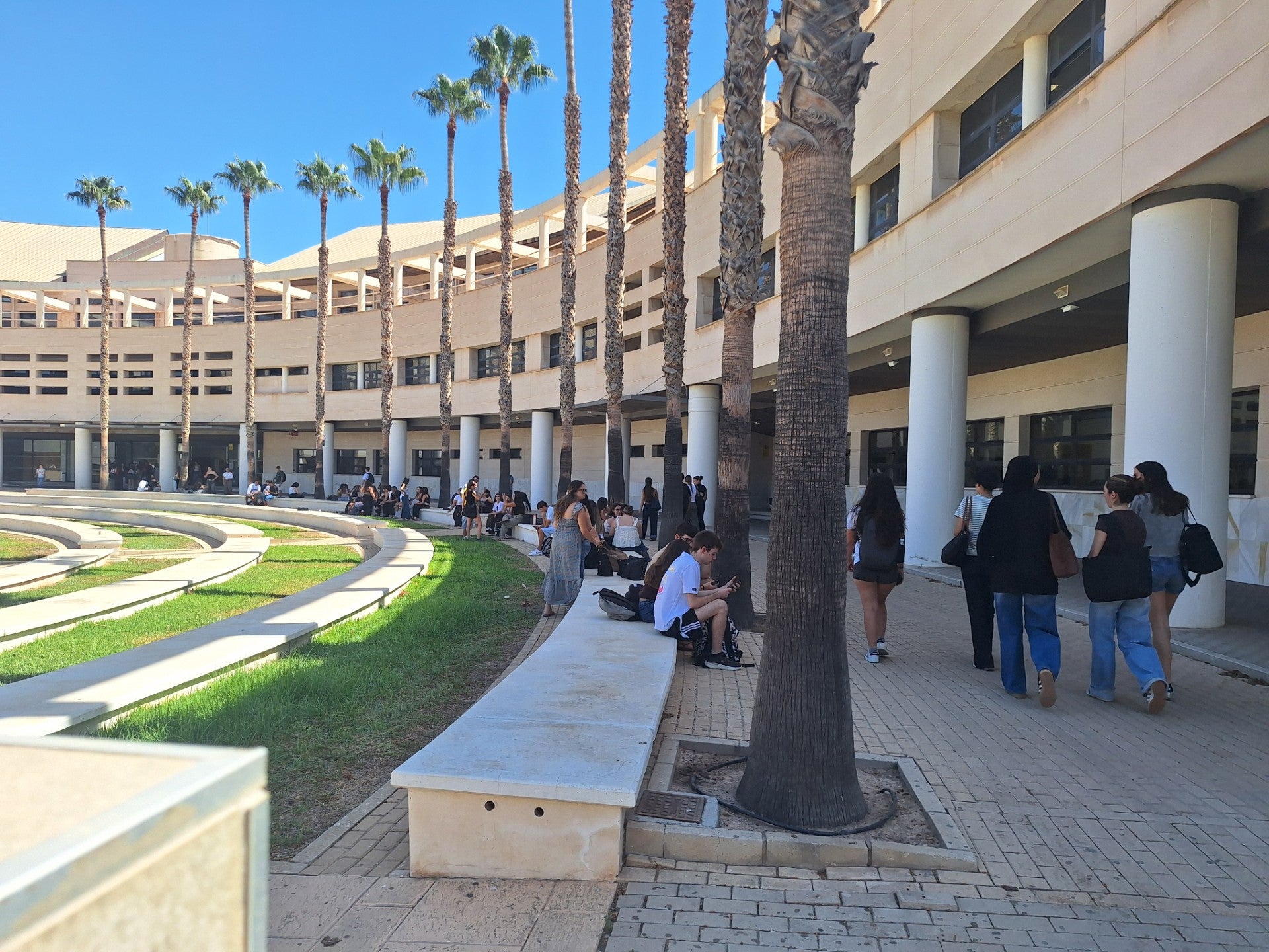 La Universidad de Alicante acoge a 8.000 nuevos alumnos de los más de 25.000 que han vuelto al campus La Universidad de Alicante acoge a 8.000 nuevos alumnos de los más de 25.000 que han vuelto al campus