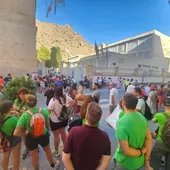 Concentración de padres frente al colegio 'Virgen de la Puerta' en Orihuela Concentración de padres frente al colegio 'Virgen de la Puerta' en Orihuela