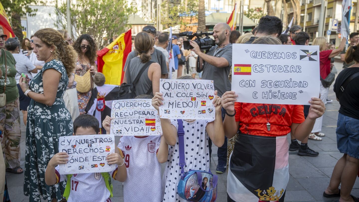 Un grupo de personas se manifiestan ante la situaci&oacute;n migratoria en Ceuta, a 8 de septiembre de 2026, en Ceuta (Espa&ntilde;a)./ Marcos Moreno / Europa Press