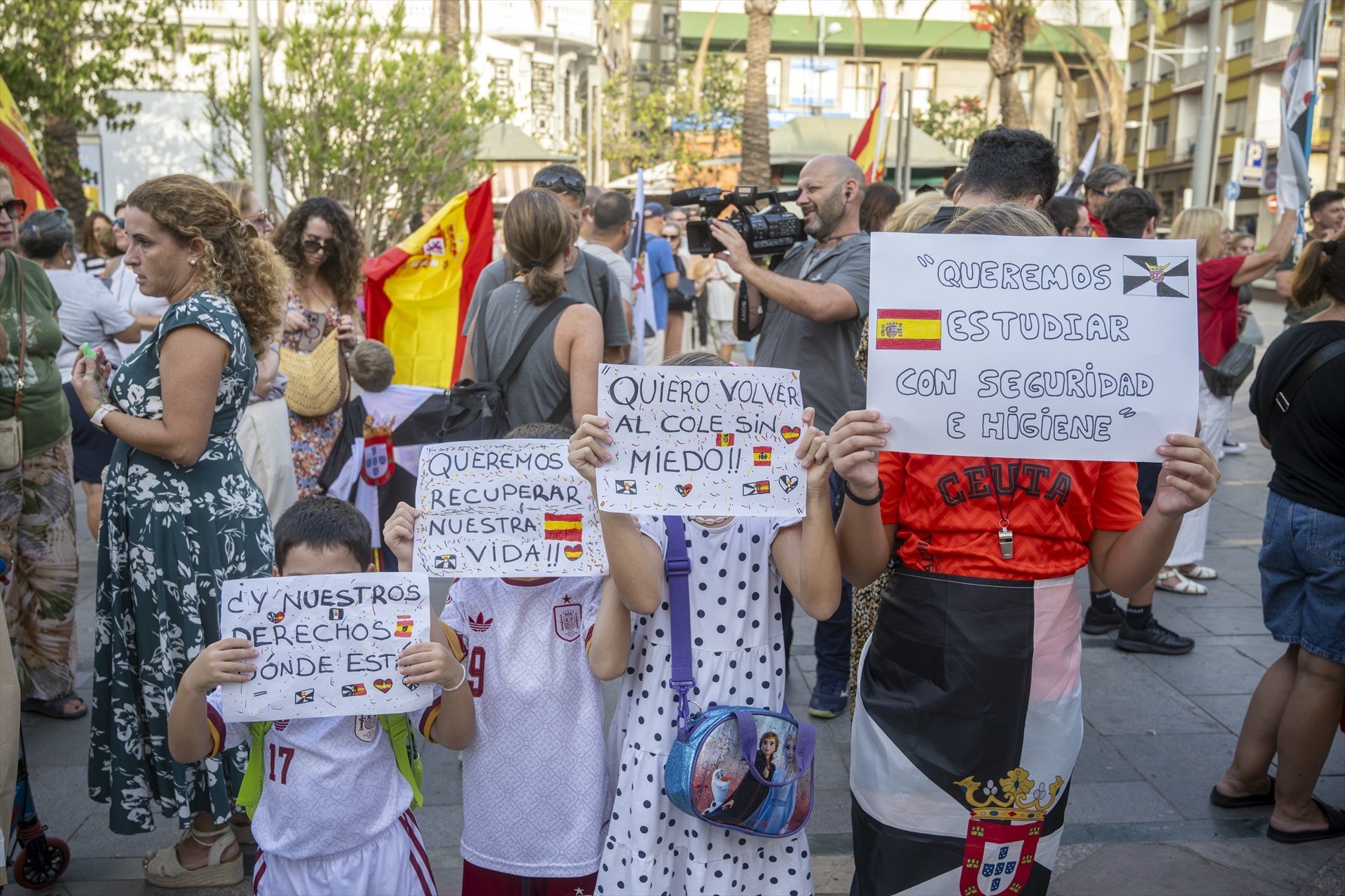 Un grupo de personas se manifiestan ante la situación migratoria en Ceuta, a 8 de septiembre de 2026, en Ceuta (España). Un grupo de personas se manifiestan ante la situación migratoria en Ceuta, a 8 de septiembre de 2026, en Ceuta (España).