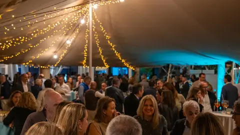 Bisturí Solidario vuelve a unir a Málaga en un tardeo que salvará vidas Bisturí Solidario vuelve a unir a Málaga en un tardeo que salvará vidas