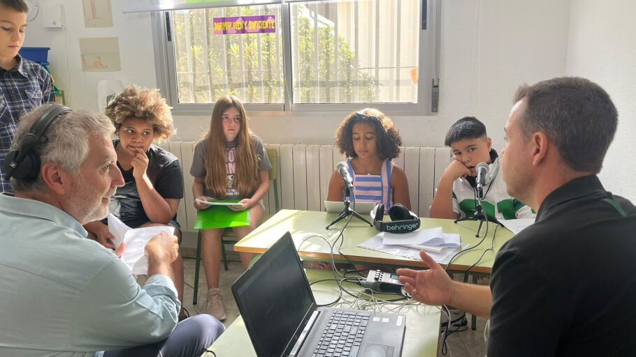Alumnos en el colegio de Villar del Olmo que ha visitado Carlos Alsina en M&aacute;s de uno/ Rafa Sanz del R&iacute;o